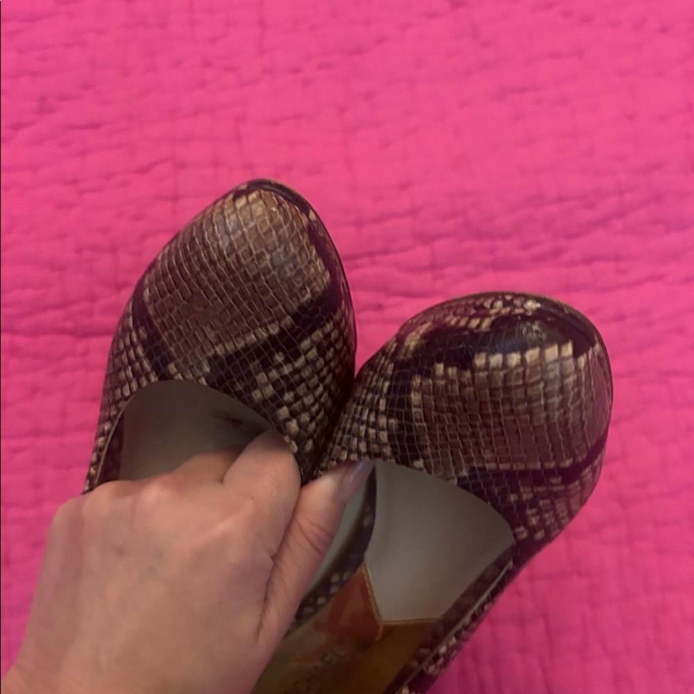 Michael Kors Brown and Tan Snake Print Heels, US7,5 - Picture 5 of 8